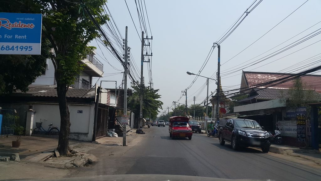 ภาพถนนตรงที่ Ribs & Co. สาขาทิพยเนตร (Thipanat Road, Chiangmai) ตั้งอยู่ ถ่ายโดย jrcarlsen พ.ศ. 2560 (2017) · A street-level view of where Ribs & Co. สาขาทิพยเนตร (Thipanat Road, Chiangmai) stands, by jrcarlsen in 2560 (2017)