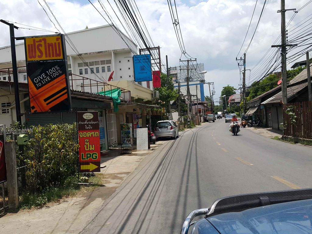 ภาพถนนตรงที่ ริมปิงริเวอร์ไซด์ ตั้งอยู่ ถ่ายโดย jrcarlsen พ.ศ. 2558 (2015) · A street-level view of where ริมปิงริเวอร์ไซด์ · Rimping Riverside stands, by jrcarlsen in 2558 (2015)