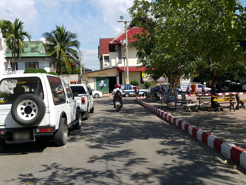 ภาพถนนตรงที่ รร.สามัคคีวิทยาทาน ตั้งอยู่ ถ่ายโดย jrcarlsen พ.ศ. 2558 (2015) · A street-level view of where รร.สามัคคีวิทยาทาน · Ron.Samakkhi Witthaya Than stands, by jrcarlsen in 2558 (2015)