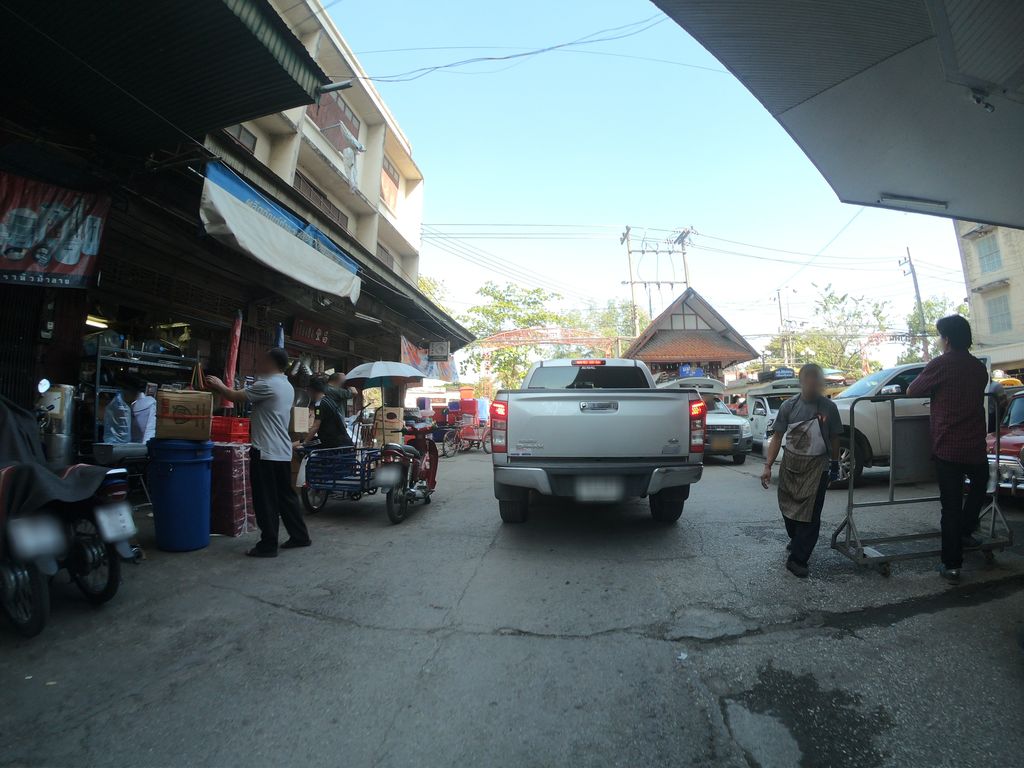 ภาพถนนตรงที่ เชียงฮงเครื่องครัว ตั้งอยู่ ถ่ายโดย chanuwath_grab พ.ศ. 2562 (2019) · A street-level view of where เชียงฮงเครื่องครัว · Chiang Hong Khrueangkhrua stands, by chanuwath_grab in 2562 (2019)