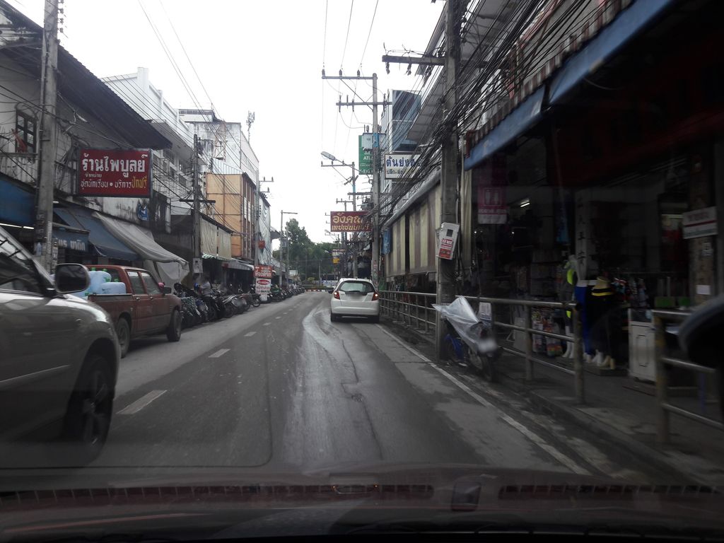 ภาพถนนตรงที่ ร้านเชียงใหม่ใจดี ตั้งอยู่ ถ่ายโดย ratchaphat พ.ศ. 2561 (2018) · A street-level view of where ร้านเชียงใหม่ใจดี · Ran Chiang Mai Chaidi stands, by ratchaphat in 2561 (2018)