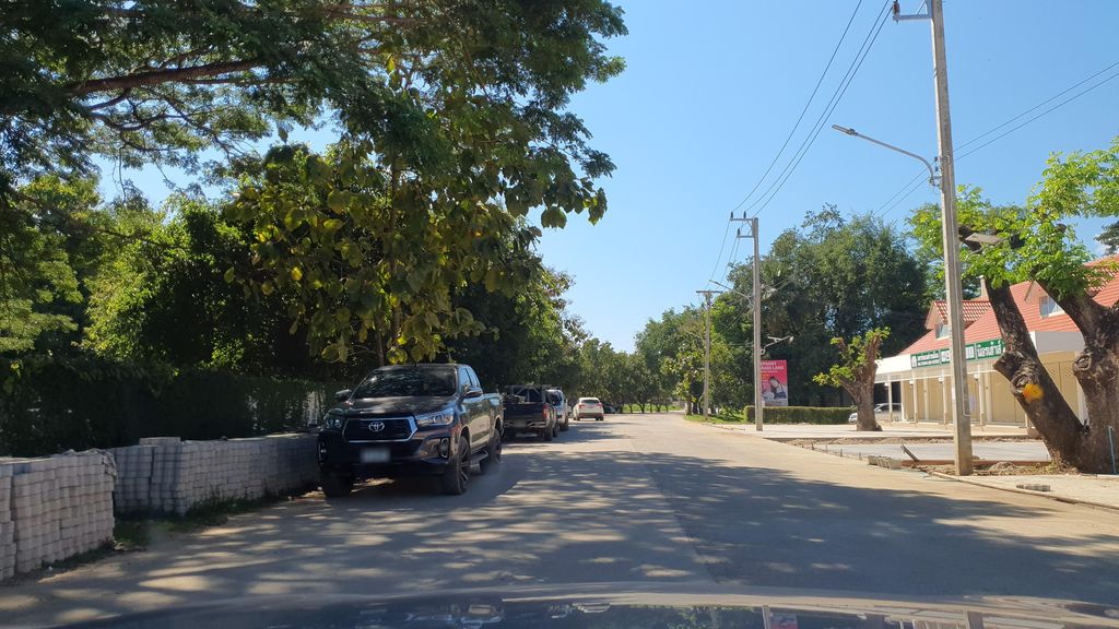 ภาพถนนตรงที่ ร้านข้าวฟืนเลย์ไลย์ ตั้งอยู่ ถ่ายโดย jrcarlsen พ.ศ. 2564 (2021) · A street-level view of where ร้านข้าวฟืนเลย์ไลย์ · Ran Khao Fuen Le Lai stands, by jrcarlsen in 2564 (2021)