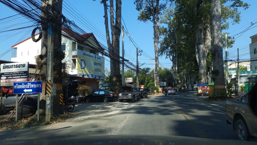 ภาพถนนตรงที่ สารภี เบบี้ช็อป ตั้งอยู่ ถ่ายโดย jrcarlsen พ.ศ. 2562 (2019) · A street-level view of where สารภี เบบี้ช็อป · Saraphi Baby Shop stands, by jrcarlsen in 2562 (2019)