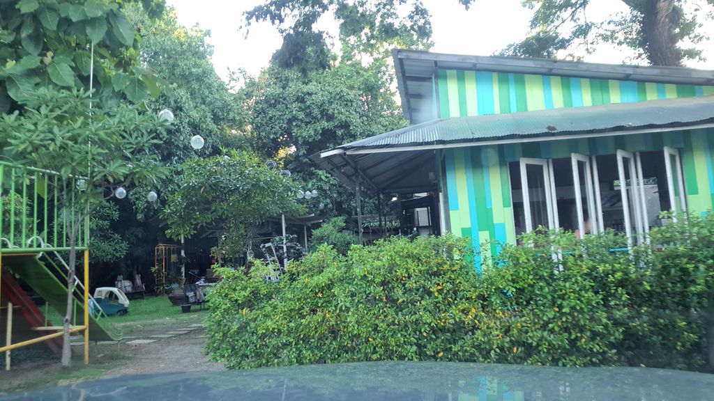 ภาพถนนตรงที่ Bake & Blend by Pankled Coffee ตั้งอยู่ ถ่ายโดย jrcarlsen พ.ศ. 2564 (2021) · A street-level view of where Bake & Blend by Pankled Coffee stands, by jrcarlsen in 2564 (2021)