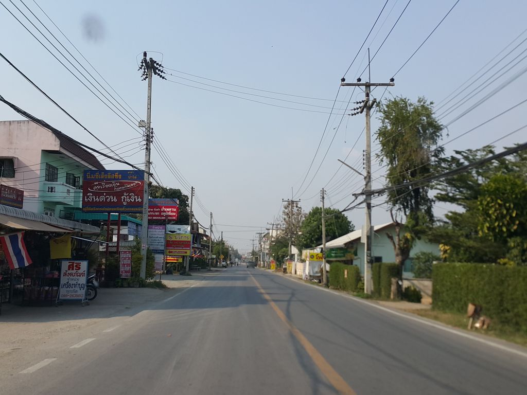 ภาพถนนตรงที่ รสกะเพรา ตั้งอยู่ ถ่ายโดย jrcarlsen พ.ศ. 2558 (2015) · A street-level view of where รสกะเพรา · Rotkaphrao stands, by jrcarlsen in 2558 (2015)