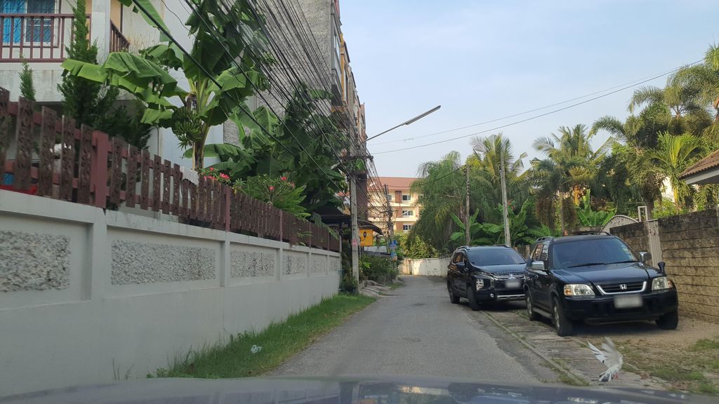 ภาพถนนตรงที่ Lanna Moon Apartments ตั้งอยู่ ถ่ายโดย jrcarlsen พ.ศ. 2564 (2021) · A street-level view of where Lanna Moon Apartments stands, by jrcarlsen in 2564 (2021)