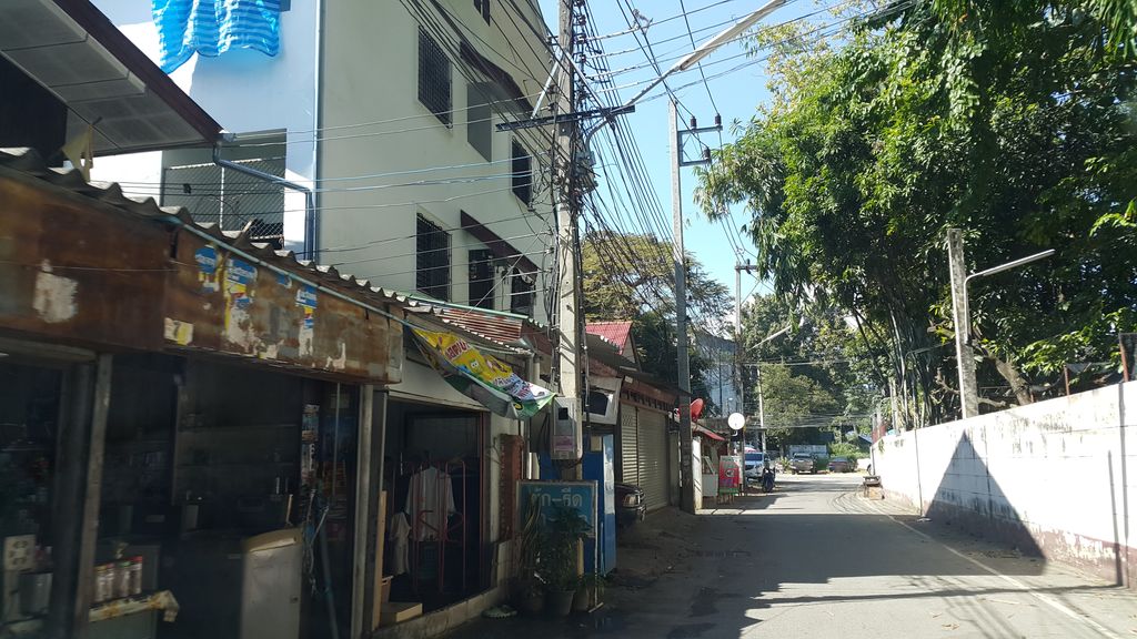 ภาพถนนตรงที่ BonBaan-Cafe- กาแฟบนบ้าน ตั้งอยู่ ถ่ายโดย jrcarlsen พ.ศ. 2559 (2016) · A street-level view of where BonBaan-Cafe- กาแฟบนบ้าน stands, by jrcarlsen in 2559 (2016)