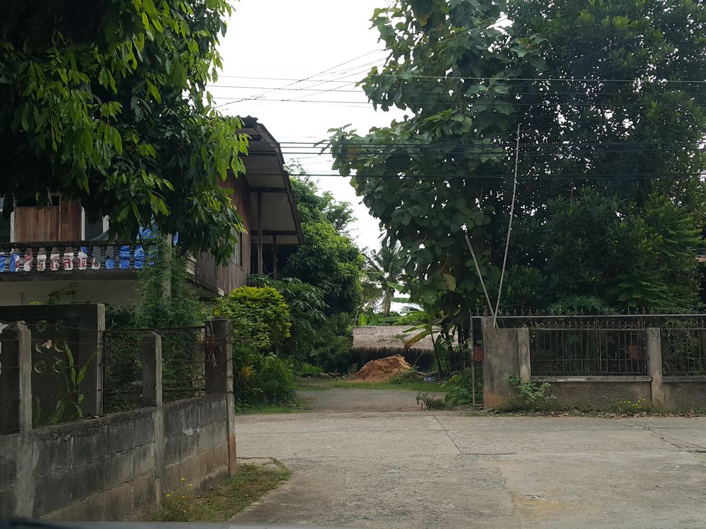 ภาพถนนตรงที่ บ้านดอกแดง สง่าบ้าน ตั้งอยู่ ถ่ายโดย jrcarlsen พ.ศ. 2558 (2015) · A street-level view of where บ้านดอกแดง สง่าบ้าน · Ban Dok Daeng Sangaban stands, by jrcarlsen in 2558 (2015)