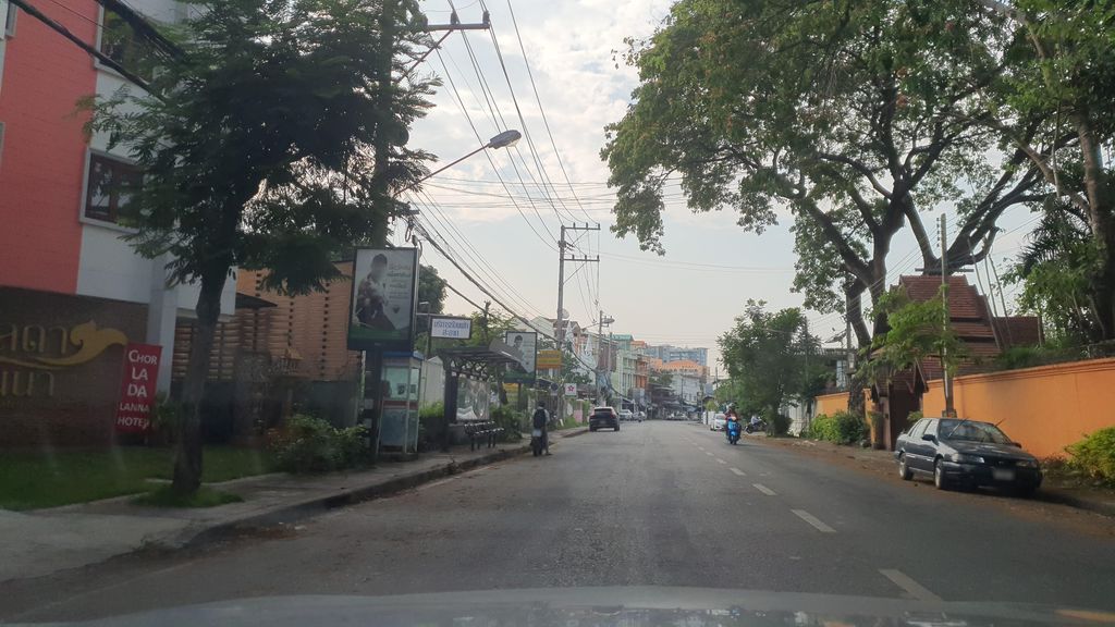 ภาพถนนตรงที่ ไพ บาร์เบอร์ ตั้งอยู่ ถ่ายโดย jrcarlsen พ.ศ. 2565 (2022) · A street-level view of where ไพ บาร์เบอร์ · Phai Barber stands, by jrcarlsen in 2565 (2022)