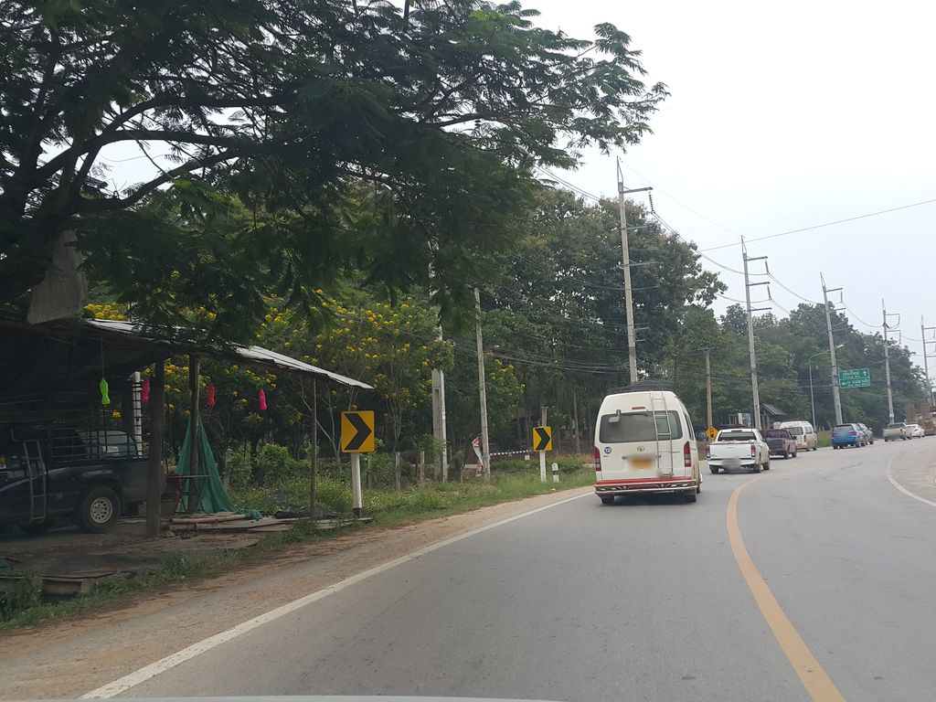 ภาพถนนตรงที่ หม่าล่า Ton ohshit สาขา 3 ตั้งอยู่ ถ่ายโดย jrcarlsen พ.ศ. 2558 (2015) · A street-level view of where หม่าล่า Ton ohshit สาขา 3 stands, by jrcarlsen in 2558 (2015)