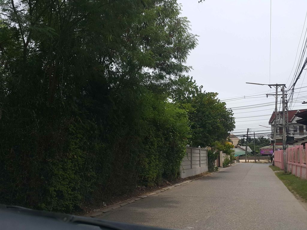 ภาพถนนตรงที่ ภาวนา อพาร์ทเม้นท์ ตั้งอยู่ ถ่ายโดย jrcarlsen พ.ศ. 2558 (2015) · A street-level view of where ภาวนา อพาร์ทเม้นท์ · Phaona Apartment stands, by jrcarlsen in 2558 (2015)
