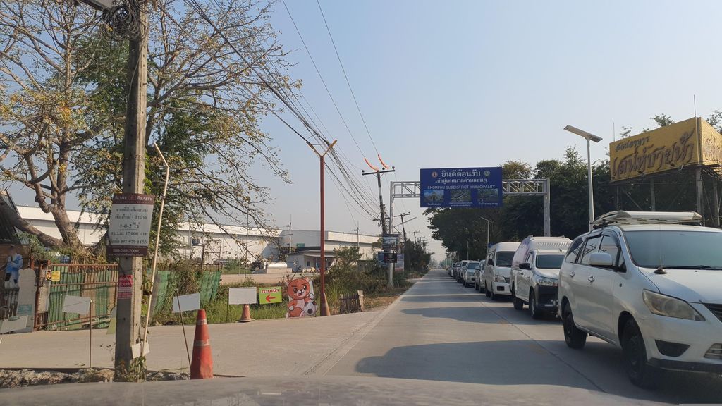ภาพถนนตรงที่ กิตติยา รีไซเคิล ตั้งอยู่ ถ่ายโดย jrcarlsen พ.ศ. 2566 (2023) · A street-level view of where กิตติยา รีไซเคิล · Kittiya Risaikhoen stands, by jrcarlsen in 2566 (2023)