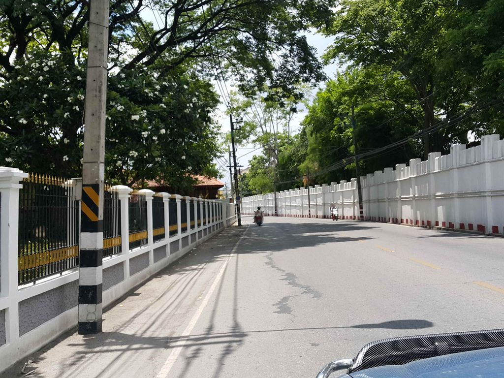 ภาพถนนตรงที่ อรรถรส ตั้งอยู่ ถ่ายโดย jrcarlsen พ.ศ. 2558 (2015) · A street-level view of where อรรถรส · Atrot stands, by jrcarlsen in 2558 (2015)