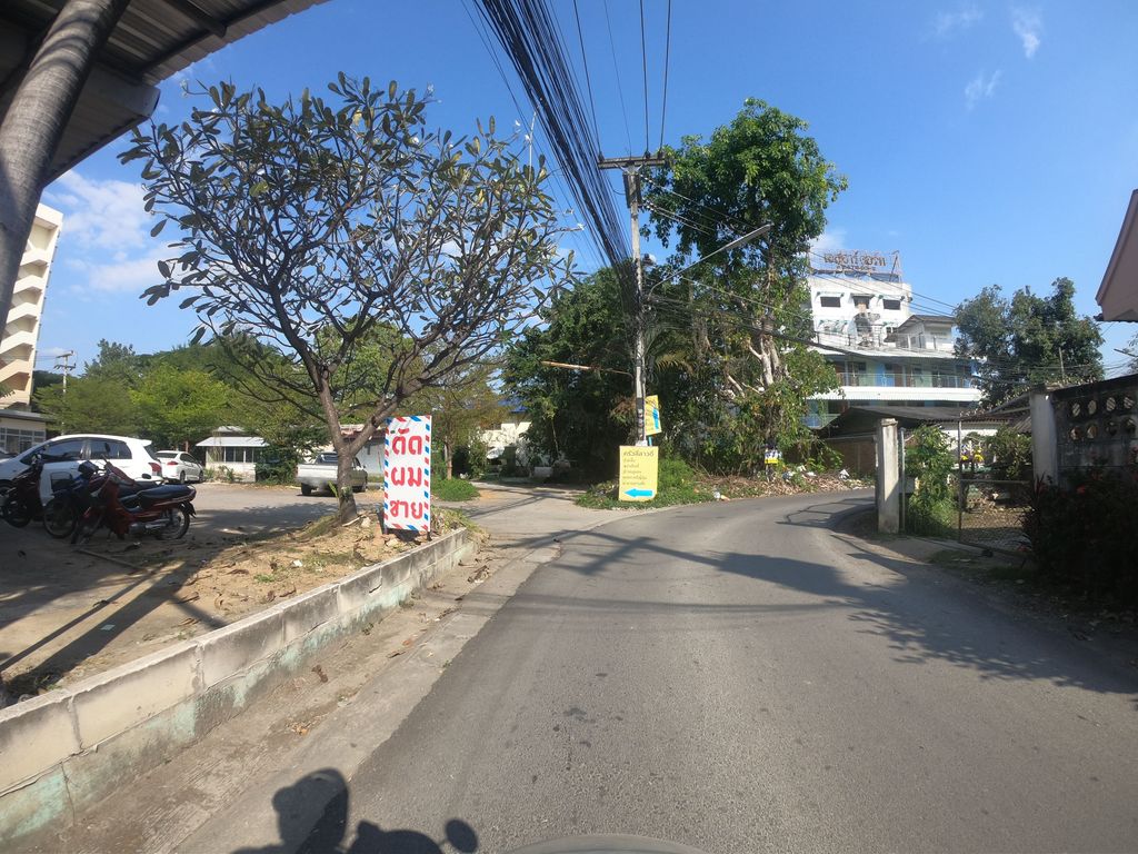 ภาพถนนตรงที่ 25 Barber Shop ตั้งอยู่ ถ่ายโดย chanuwath_grab พ.ศ. 2562 (2019) · A street-level view of where 25 Barber Shop stands, by chanuwath_grab in 2562 (2019)