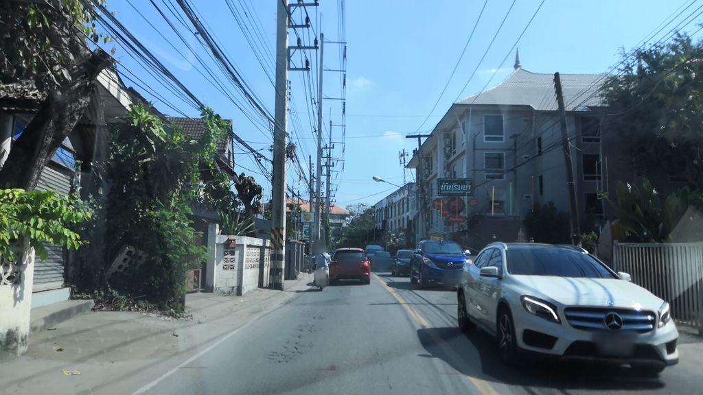 ภาพถนนตรงที่ ริมน้ำ กุ้งเต้น ตั้งอยู่ ถ่ายโดย charlesano พ.ศ. 2561 (2018) · A street-level view of where ริมน้ำ กุ้งเต้น · Rimnam Kungten stands, by charlesano in 2561 (2018)