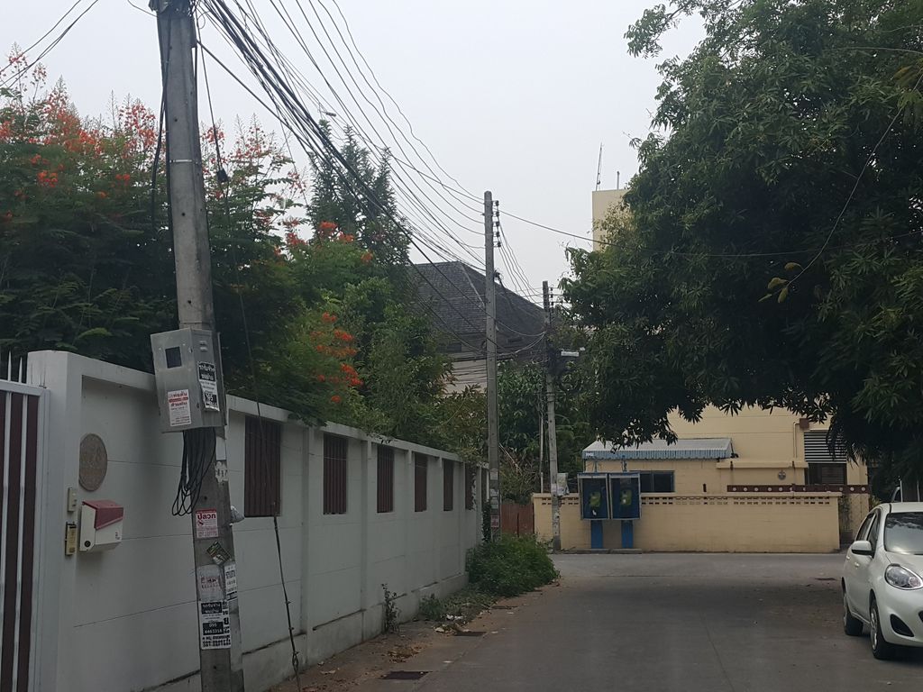ภาพถนนตรงที่ D1 Barber Shop ตั้งอยู่ ถ่ายโดย jrcarlsen พ.ศ. 2559 (2016) · A street-level view of where D1 Barber Shop stands, by jrcarlsen in 2559 (2016)