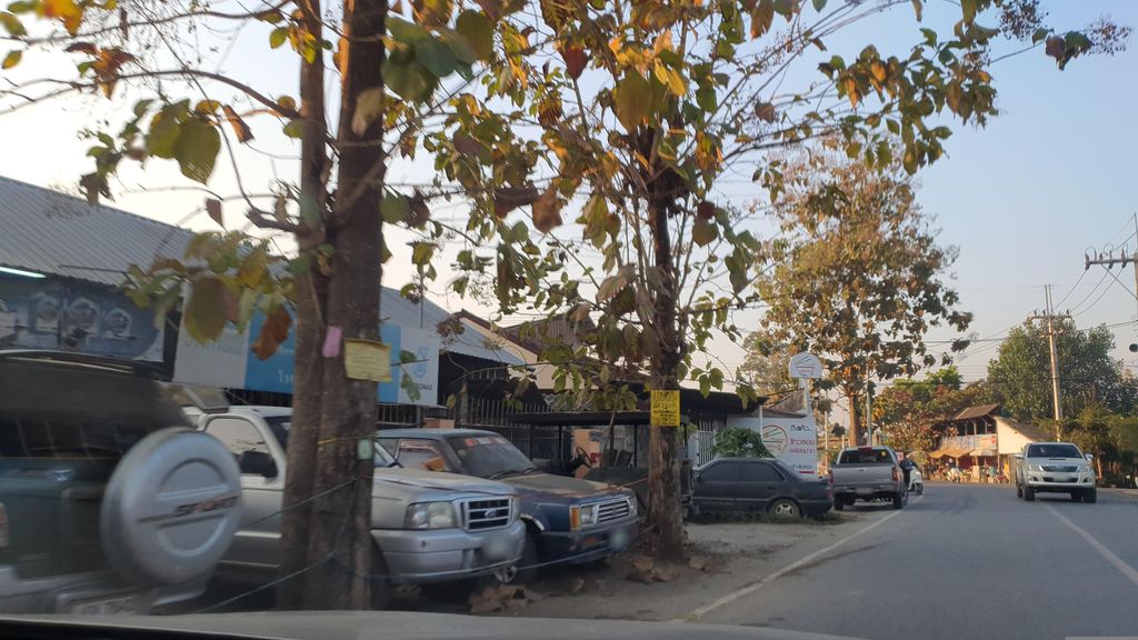 ภาพถนนตรงที่ เยนลี่ซาลอน ตั้งอยู่ ถ่ายโดย jrcarlsen พ.ศ. 2566 (2023) · A street-level view of where เยนลี่ซาลอน · Yenlisanon stands, by jrcarlsen in 2566 (2023)