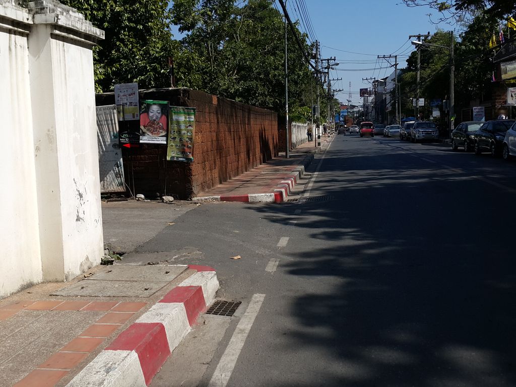ภาพถนนตรงที่ AREA 27 ตั้งอยู่ ถ่ายโดย jrcarlsen พ.ศ. 2558 (2015) · A street-level view of where AREA 27 stands, by jrcarlsen in 2558 (2015)