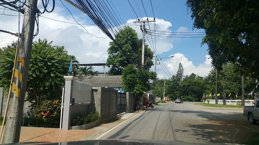 ภาพถนนตรงที่ Hansa thai cooking ตั้งอยู่ ถ่ายโดย jrcarlsen พ.ศ. 2559 (2016) · A street-level view of where Hansa thai cooking stands, by jrcarlsen in 2559 (2016)