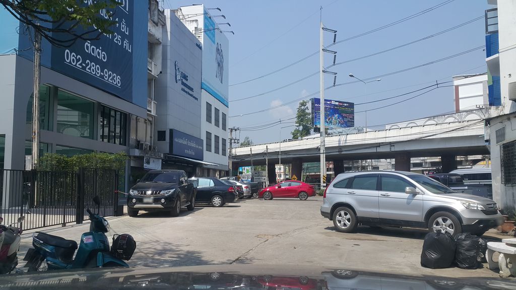 ภาพถนนตรงที่ เจริญฟาร์มาซี ตั้งอยู่ ถ่ายโดย jrcarlsen พ.ศ. 2561 (2018) · A street-level view of where เจริญฟาร์มาซี · Charoen Pharmacy stands, by jrcarlsen in 2561 (2018)