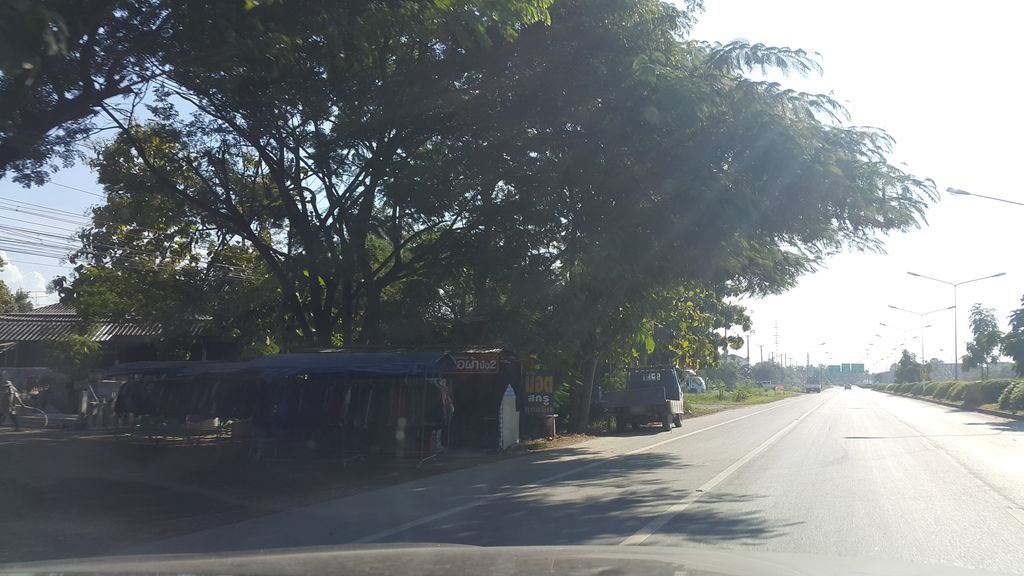ภาพถนนตรงที่ สารคามตำแซ่บ ตั้งอยู่ ถ่ายโดย jrcarlsen พ.ศ. 2559 (2016) · A street-level view of where สารคามตำแซ่บ · Sankhamtamsaep stands, by jrcarlsen in 2559 (2016)