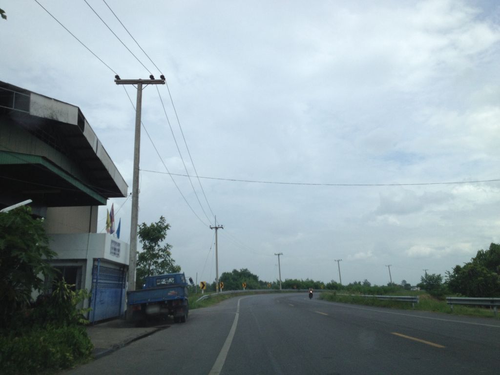 ภาพถนนตรงที่ ก๊งกิ่วแล (Kong-Kiew-Lae) Bar & Restaurant ตั้งอยู่ ถ่ายโดย jimwatana พ.ศ. 2558 (2015) · A street-level view of where ก๊งกิ่วแล (Kong-Kiew-Lae) Bar & Restaurant stands, by jimwatana in 2558 (2015)