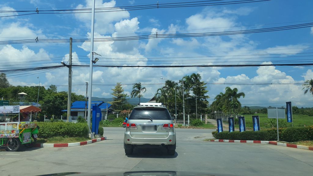 ภาพถนนตรงที่ ข้าวแกงแม่ลำ ตั้งอยู่ ถ่ายโดย jrcarlsen พ.ศ. 2564 (2021) · A street-level view of where ข้าวแกงแม่ลำ · Khaokaengmaelam stands, by jrcarlsen in 2564 (2021)