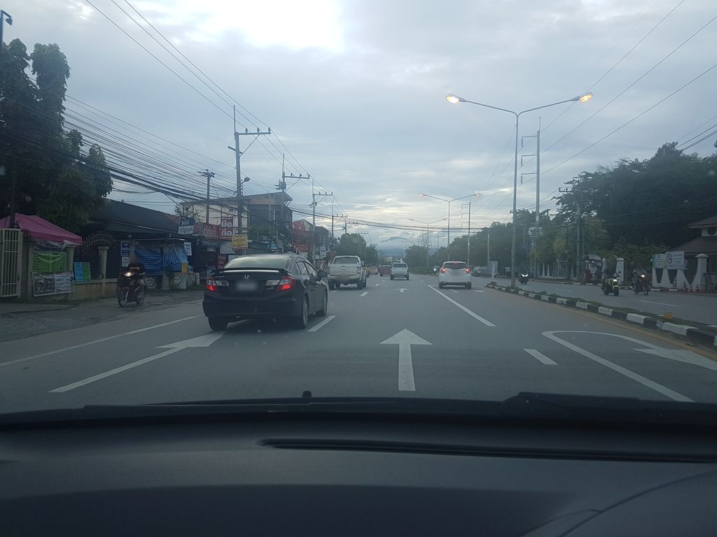 ภาพถนนตรงที่ ร้านเสริมสวยกรรณิกา ซาลอน ตั้งอยู่ ถ่ายโดย ekkarin พ.ศ. 2561 (2018) · A street-level view of where ร้านเสริมสวยกรรณิกา ซาลอน · Kronnika Salon Beauty salon stands, by ekkarin in 2561 (2018)