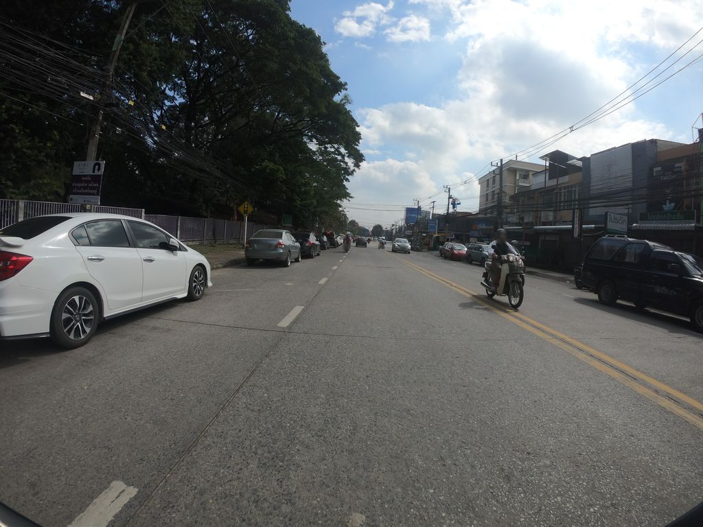 ภาพถนนตรงที่ รถปลาหมึกย่าง ตั้งอยู่ ถ่ายโดย chanuwath_grab พ.ศ. 2562 (2019) · A street-level view of where รถปลาหมึกย่าง · Rot Pla Muekyang stands, by chanuwath_grab in 2562 (2019)