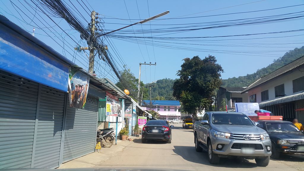 ภาพถนนตรงที่ ธกส. สาขาสะเมิง ตั้งอยู่ ถ่ายโดย jrcarlsen พ.ศ. 2560 (2017) · A street-level view of where ธกส. สาขาสะเมิง · Thakot. Sakha Samoeng stands, by jrcarlsen in 2560 (2017)