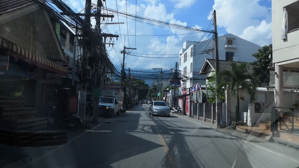ภาพถนนตรงที่ หม่าล่า หน้า(ห)ม้อ ตั้งอยู่ ถ่ายโดย charlesano พ.ศ. 2561 (2018) · A street-level view of where หม่าล่า หน้า(ห)ม้อ · Mala Na(ha)mo stands, by charlesano in 2561 (2018)