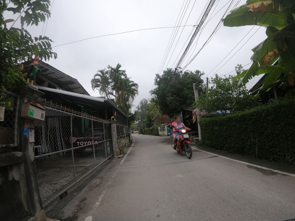 ภาพถนนตรงที่ บ้านหม่อมคาเฟ่'90 & 1008 Shop ตั้งอยู่ ถ่ายโดย chanuwath_grab พ.ศ. 2562 (2019) · A street-level view of where บ้านหม่อมคาเฟ่'90 & 1008 Shop stands, by chanuwath_grab in 2562 (2019)