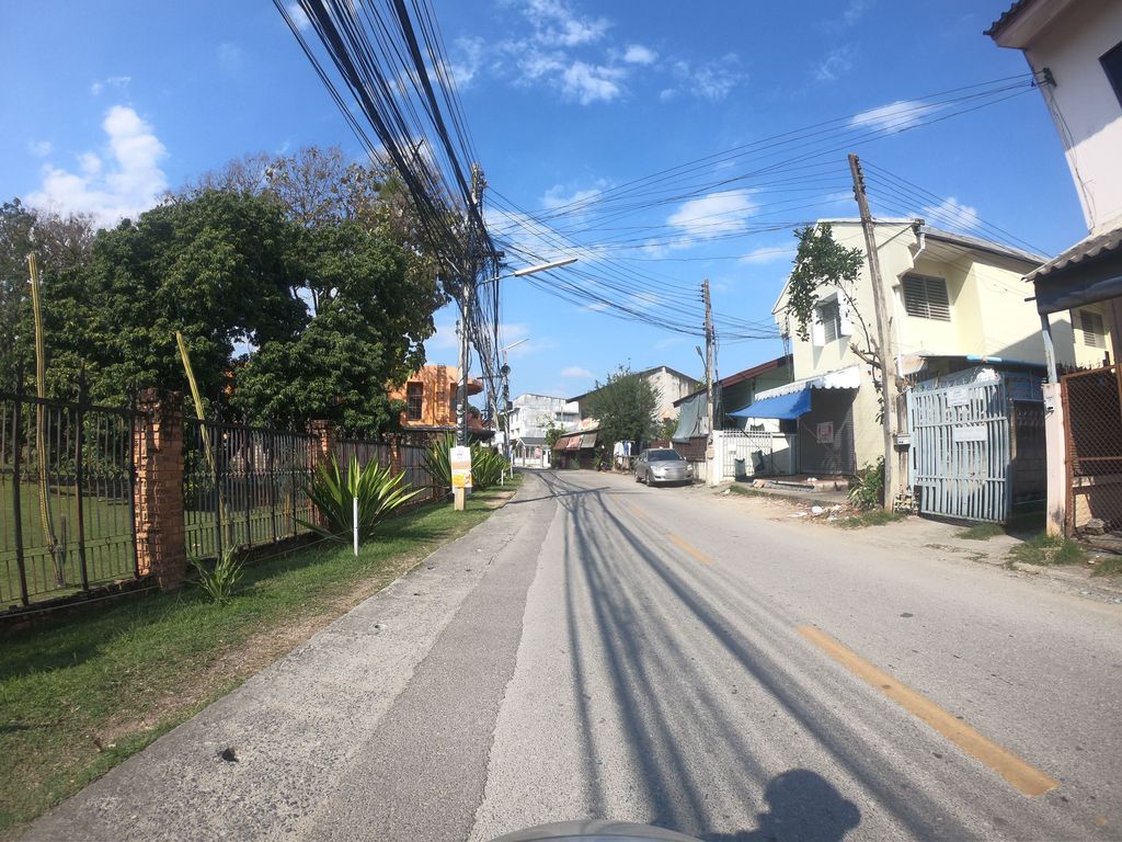 ภาพถนนตรงที่ ผัดไทยป๋าเสริม ตั้งอยู่ ถ่ายโดย chanuwath_grab พ.ศ. 2562 (2019) · A street-level view of where ผัดไทยป๋าเสริม · Phatthai Pa Soem stands, by chanuwath_grab in 2562 (2019)