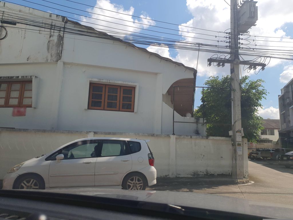ภาพถนนตรงที่ Hairpro By NUM ตั้งอยู่ ถ่ายโดย jrcarlsen พ.ศ. 2566 (2023) · A street-level view of where Hairpro By NUM stands, by jrcarlsen in 2566 (2023)