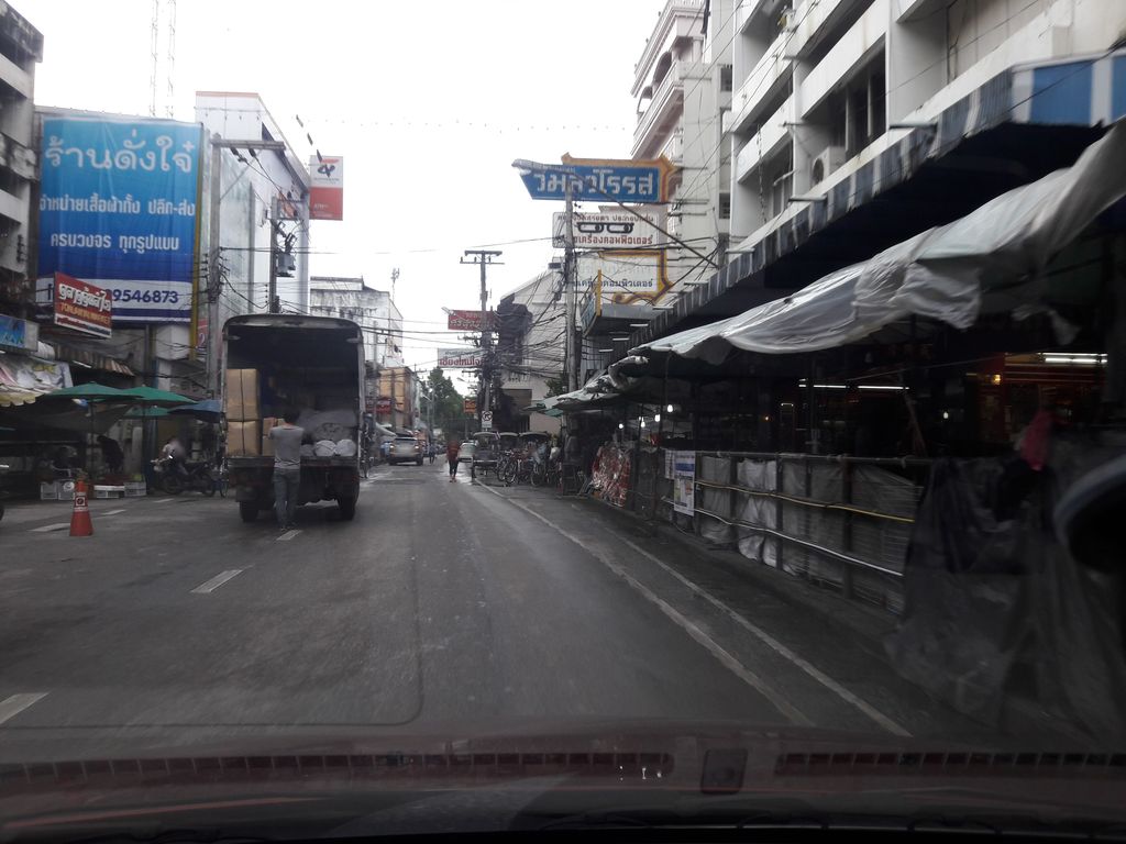 ภาพถนนตรงที่ ยำข้าวซอยกาดหลวง (พี่สุ) ตั้งอยู่ ถ่ายโดย ratchaphat พ.ศ. 2561 (2018) · A street-level view of where ยำข้าวซอยกาดหลวง (พี่สุ) · Yam Khao Soi Kat Luang (phisu) stands, by ratchaphat in 2561 (2018)