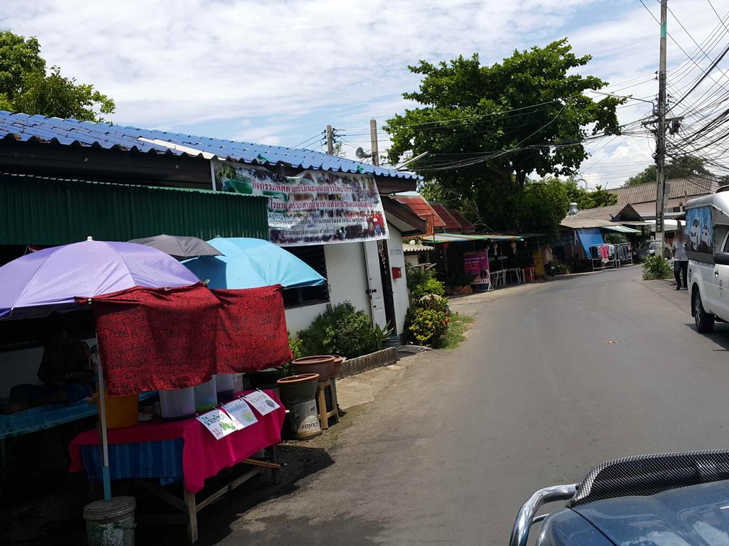 ภาพถนนตรงที่ ต้นขามซิตี้ ตั้งอยู่ ถ่ายโดย jrcarlsen พ.ศ. 2558 (2015) · A street-level view of where ต้นขามซิตี้ · Ton Kham City stands, by jrcarlsen in 2558 (2015)