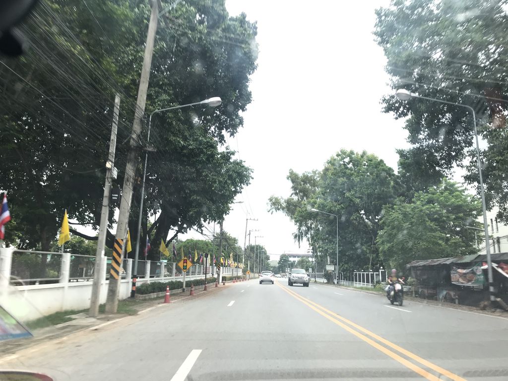 ภาพถนนตรงที่ ป่วง คาเฟ่ ตั้งอยู่ ถ่ายโดย prasert พ.ศ. 2561 (2018) · A street-level view of where ป่วง คาเฟ่ · Puang Café stands, by prasert in 2561 (2018)