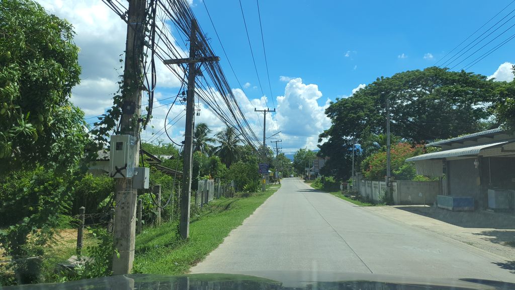 ภาพถนนตรงที่ ห้องเช่า ณ แม่โจ้ ตั้งอยู่ ถ่ายโดย jrcarlsen พ.ศ. 2564 (2021) · A street-level view of where ห้องเช่า ณ แม่โจ้ · Hongchao Na Mae Jo stands, by jrcarlsen in 2564 (2021)