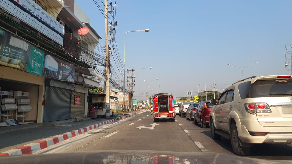 ภาพถนนตรงที่ Thai Air Care ตั้งอยู่ ถ่ายโดย jrcarlsen พ.ศ. 2566 (2023) · A street-level view of where Thai Air Care stands, by jrcarlsen in 2566 (2023)