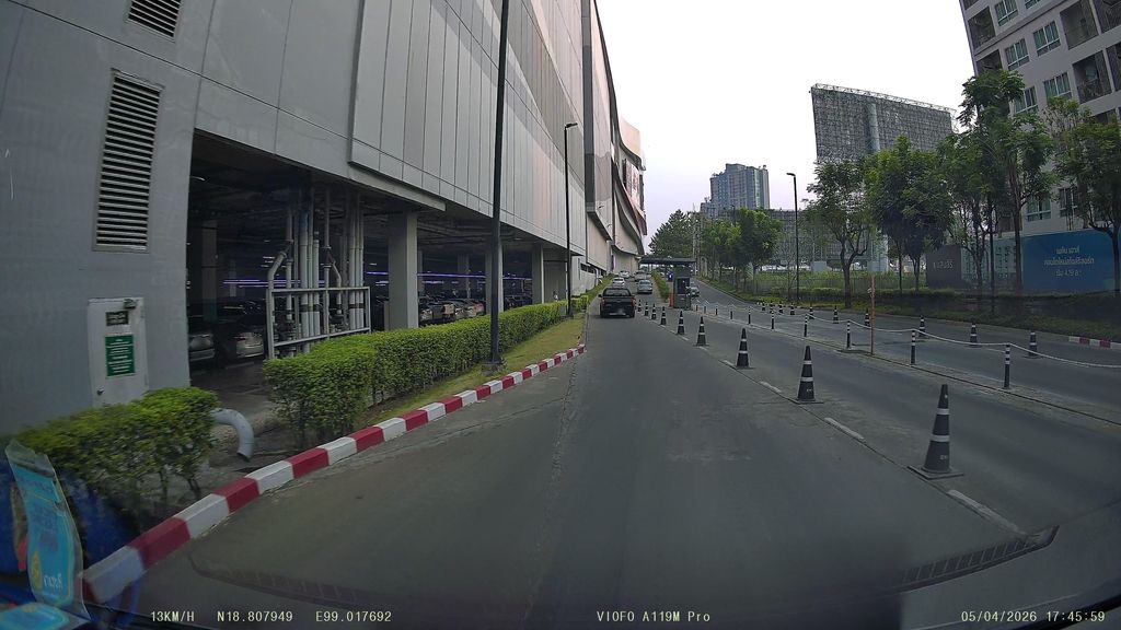ภาพถนนตรงที่ HUAWEI ตั้งอยู่ ถ่ายโดย ThailandCambodia พ.ศ. 2569 (2026) · A street-level view of where HUAWEI stands, by ThailandCambodia in 2569 (2026)