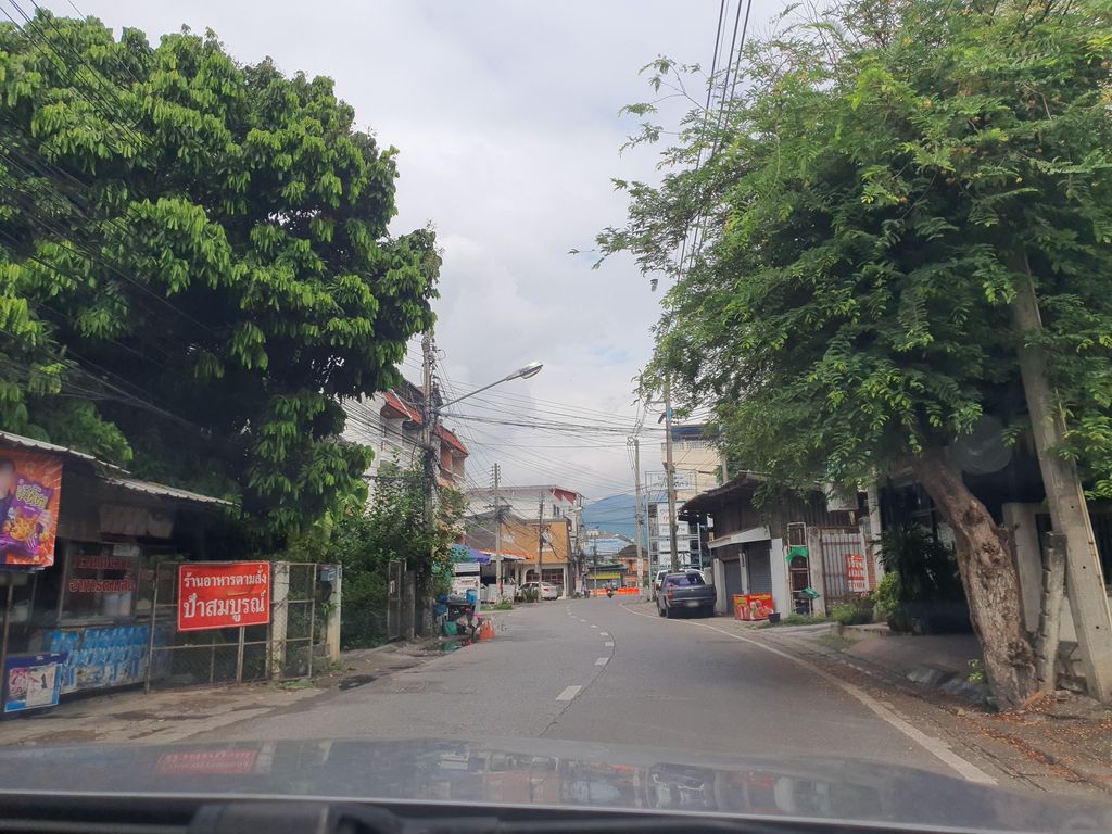 ภาพถนนตรงที่ Flow ตั้งอยู่ ถ่ายโดย jrcarlsen พ.ศ. 2566 (2023) · A street-level view of where Flow stands, by jrcarlsen in 2566 (2023)