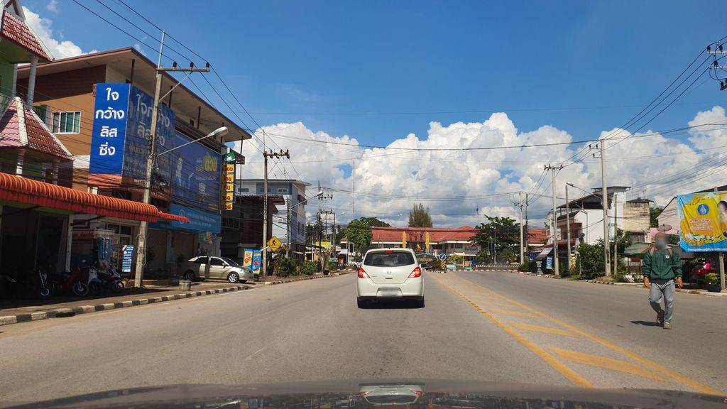 ภาพถนนตรงที่ รถตู้หม่าล่า #หม่าล่าพร้าว ตั้งอยู่ ถ่ายโดย jrcarlsen พ.ศ. 2564 (2021) · A street-level view of where รถตู้หม่าล่า #หม่าล่าพร้าว · Rottumala #malaphrao stands, by jrcarlsen in 2564 (2021)