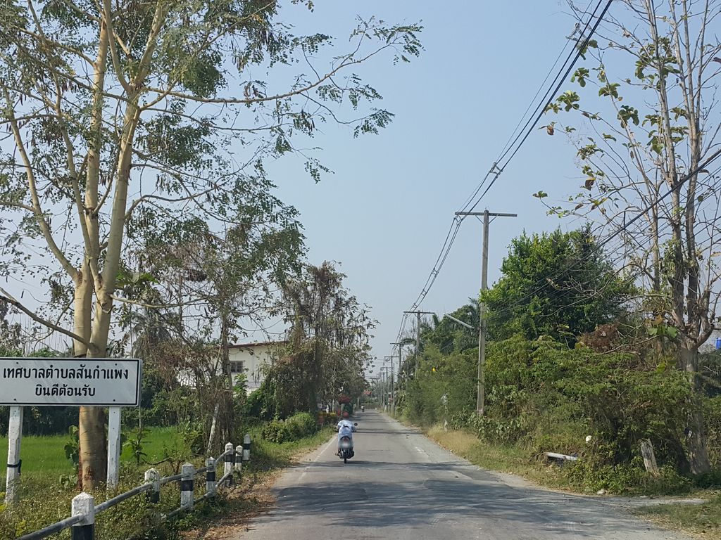 ภาพถนนตรงที่ หม่าล่าหน้าฝาย ตั้งอยู่ ถ่ายโดย jrcarlsen พ.ศ. 2559 (2016) · A street-level view of where หม่าล่าหน้าฝาย · Mala Nafai stands, by jrcarlsen in 2559 (2016)