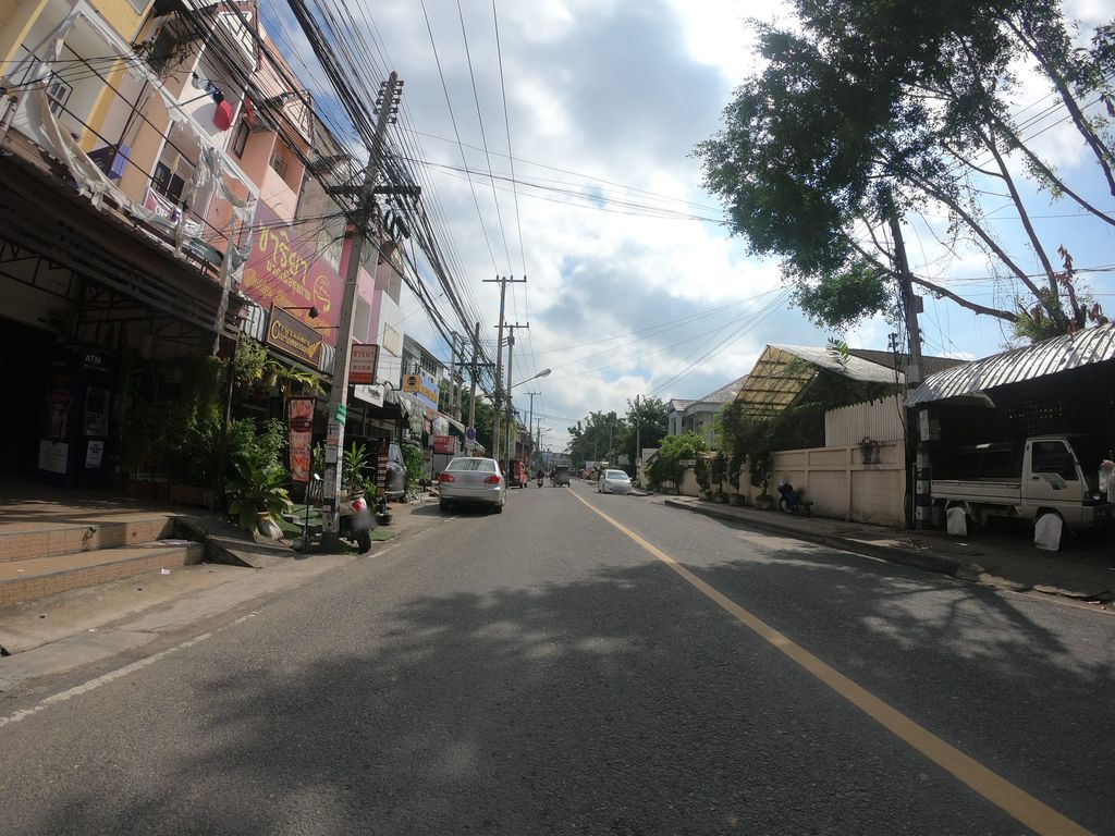 ภาพถนนตรงที่ สิงหราช เภสัช ตั้งอยู่ ถ่ายโดย chanuwath_grab พ.ศ. 2562 (2019) · A street-level view of where สิงหราช เภสัช · Singrat Phesat stands, by chanuwath_grab in 2562 (2019)