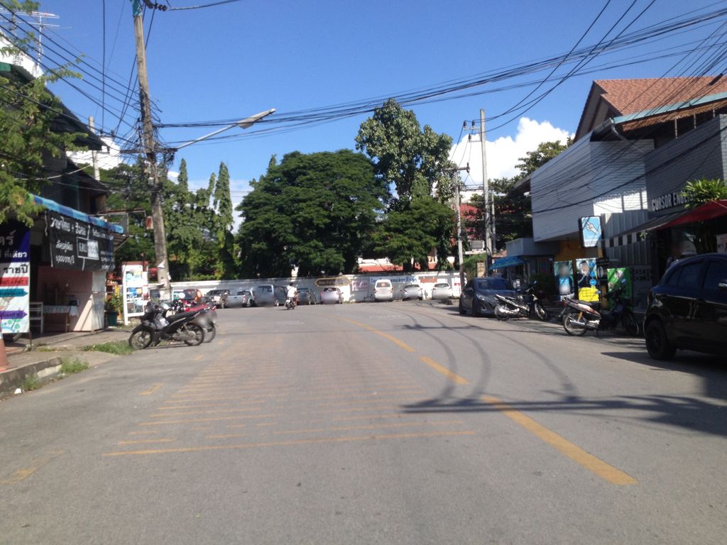 ภาพถนนตรงที่ .Werb Haus Coffee ตั้งอยู่ ถ่ายโดย jimwatana พ.ศ. 2558 (2015) · A street-level view of where .Werb Haus Coffee stands, by jimwatana in 2558 (2015)