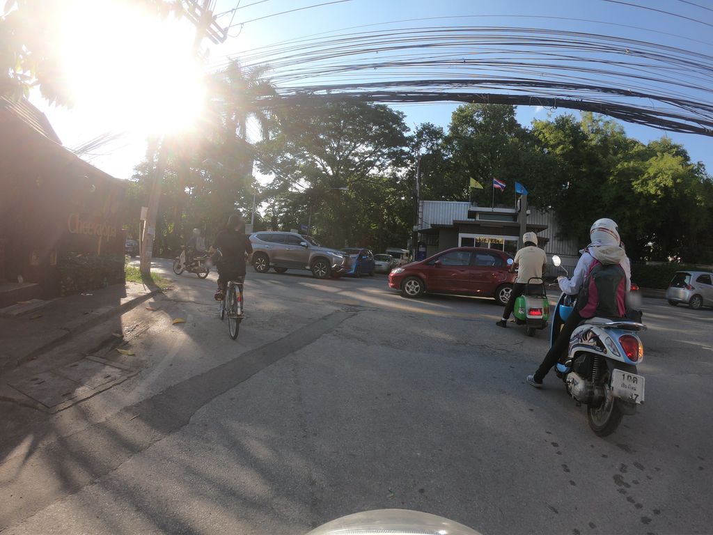 ภาพถนนตรงที่ Burger’s Khun&Beer ตั้งอยู่ ถ่ายโดย chanuwath_grab พ.ศ. 2562 (2019) · A street-level view of where Burger’s Khun&Beer stands, by chanuwath_grab in 2562 (2019)