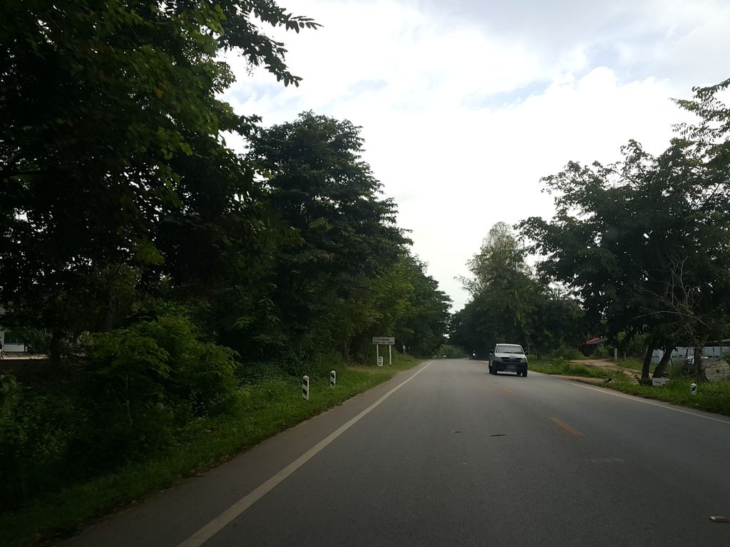 ภาพถนนตรงที่ แม่แวนรีสอร์ท ตั้งอยู่ ถ่ายโดย jrcarlsen พ.ศ. 2558 (2015) · A street-level view of where แม่แวนรีสอร์ท · Mae Waen Resort stands, by jrcarlsen in 2558 (2015)