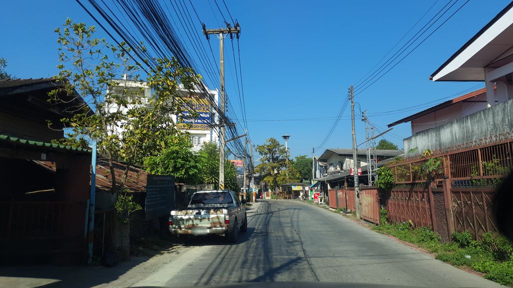 ภาพถนนตรงที่ ขวัญเรือนการจักร ตั้งอยู่ ถ่ายโดย jrcarlsen พ.ศ. 2562 (2019) · A street-level view of where ขวัญเรือนการจักร · Khwan Ruean Kan Chak stands, by jrcarlsen in 2562 (2019)