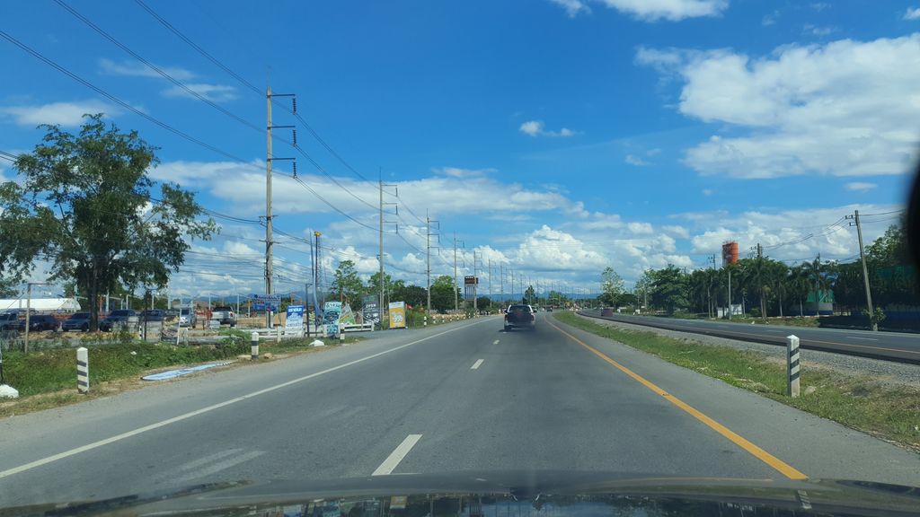 ภาพถนนตรงที่ กระจกฮั้วเชียงล้ง ตั้งอยู่ ถ่ายโดย jrcarlsen พ.ศ. 2564 (2021) · A street-level view of where กระจกฮั้วเชียงล้ง · Krachok Hua Chiang Long stands, by jrcarlsen in 2564 (2021)