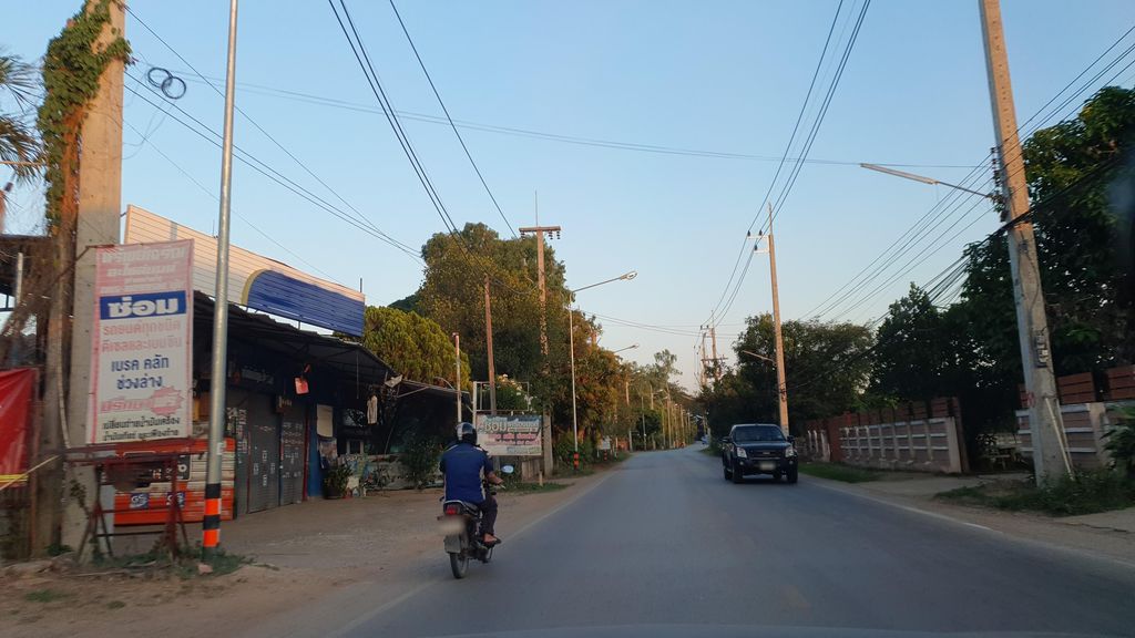 ภาพถนนตรงที่ ร้านทรัพย์เจริญอะไหล่ยนต์ ตั้งอยู่ ถ่ายโดย jrcarlsen พ.ศ. 2565 (2022) · A street-level view of where ร้านทรัพย์เจริญอะไหล่ยนต์ · Ran Sapcherin Alaina stands, by jrcarlsen in 2565 (2022)